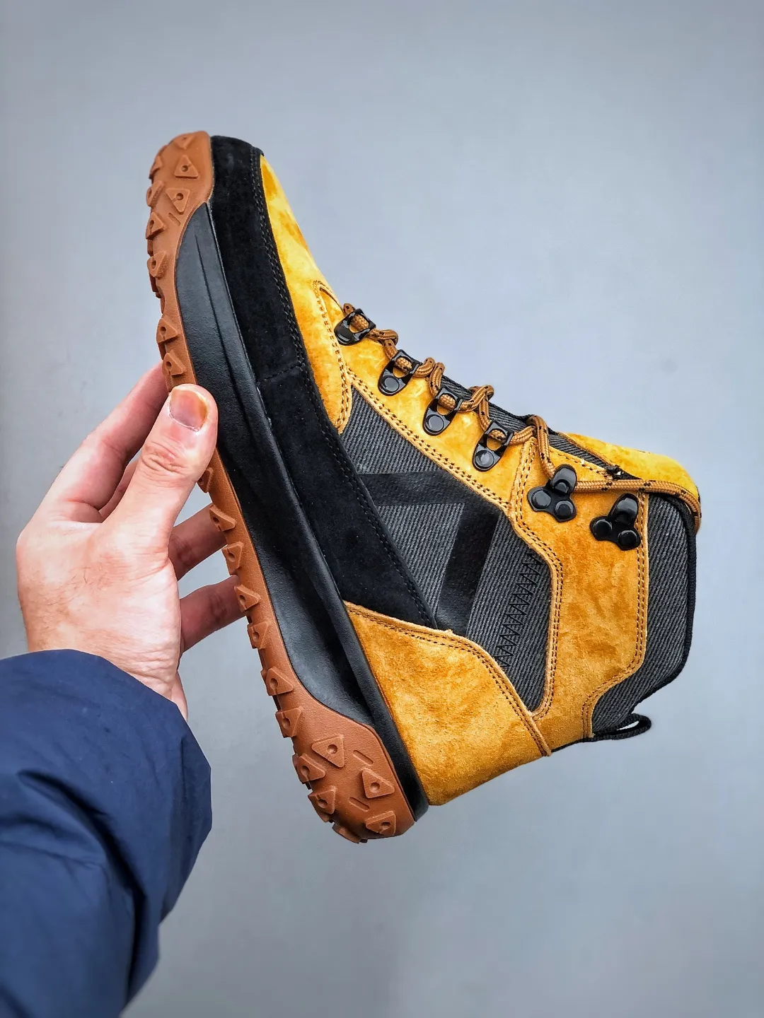 Welfare special offer 💰398 New arrival 🚀Timberland Timberland outdoor high-top casual Martin boots series Guangdong factory quality Original box original packaging The fabric is made of Italian 🇮🇹 top-grade frosted fine-grained cowhide. It is paired with anti-odor and anti-corrosion genuine leather latex insoles to give you a perfect wearing experience. High-quality and durable, a must-have for sportsmen. Specially designed to treat those who are not handsome. High-quality and first-class foot feel. Size: 39-44